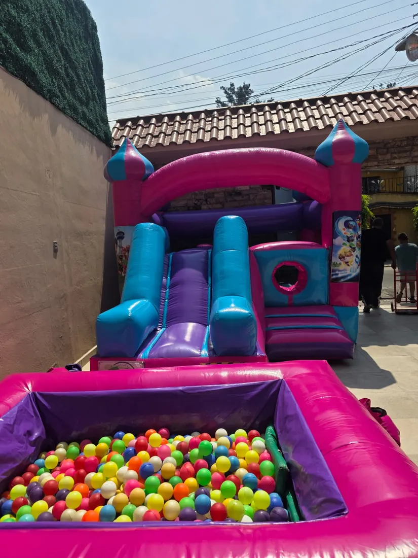 Castillo inflable interactivo rosa con resbaladilla