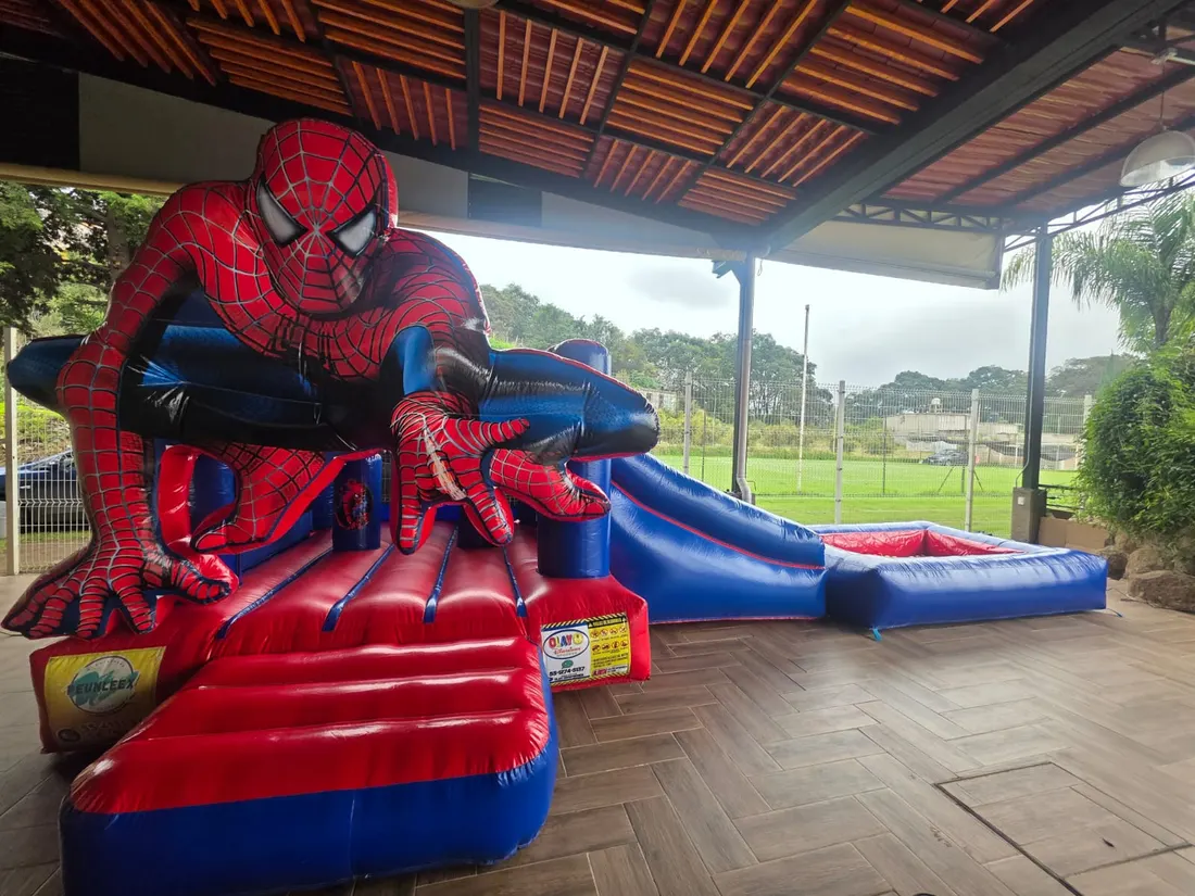 Inflable temático de Spiderman con resbaladilla